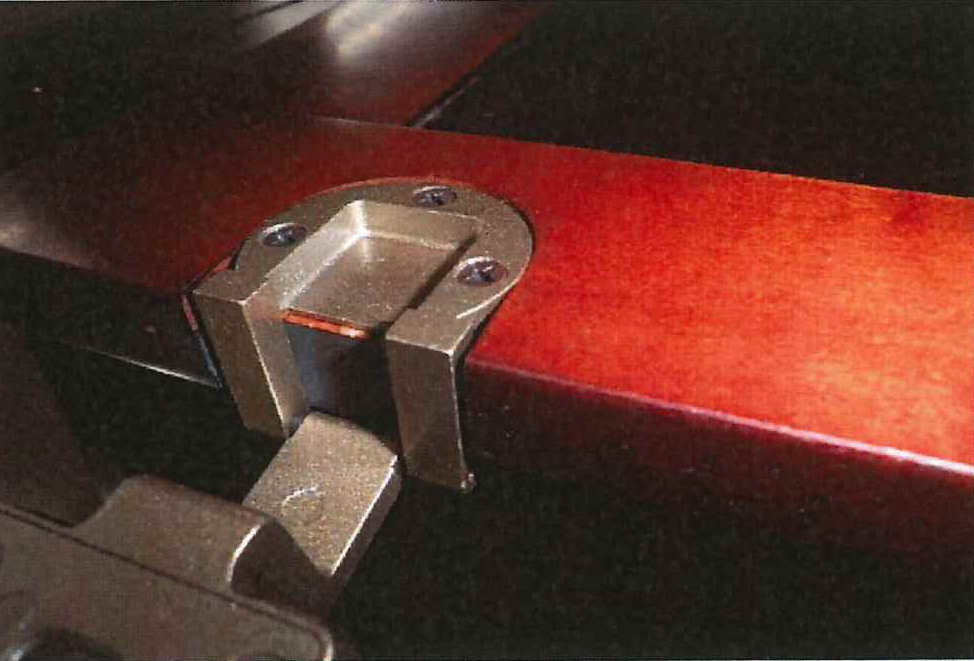 家具修理　キャビネット金具交換